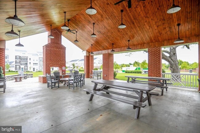 Building Photo - 611 E 7th St