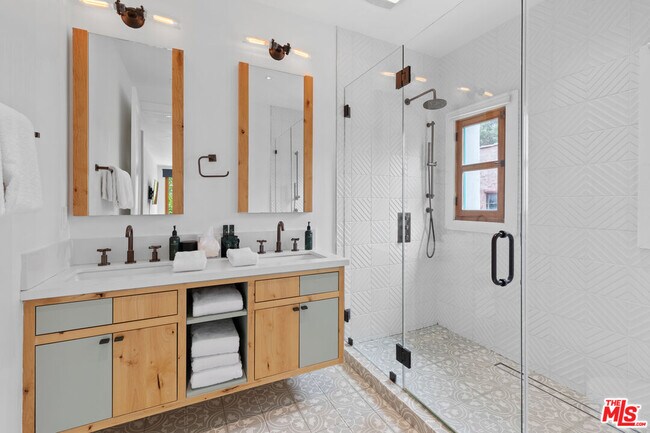 Building Photo - 455 N Crescent Heights Blvd