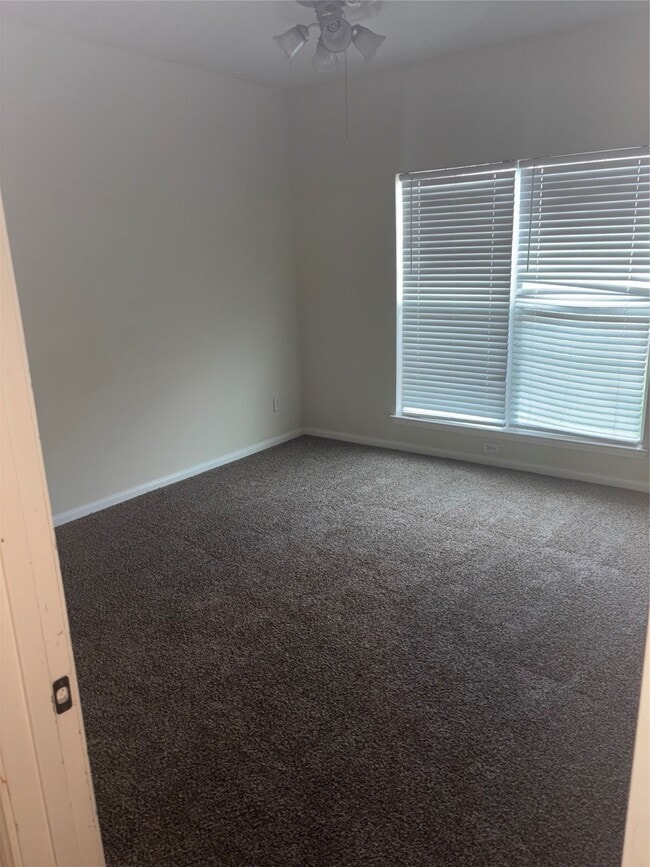 Building Photo - 1930 Shady Oaks Ct