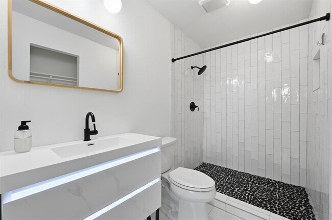 Building Photo - 2313 Lakehurst Dr