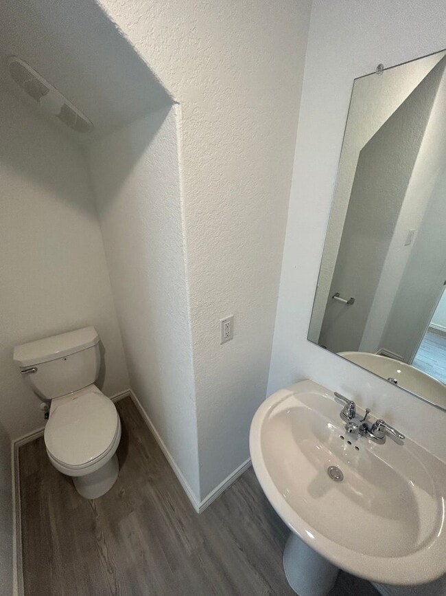 Building Photo - *MOVE IN SPECIAL* Spacious 3-Bedroom Home Near Brooks City Base with Internet Included