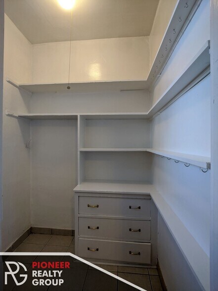 Building Photo - 1129 W Oakdale Ave