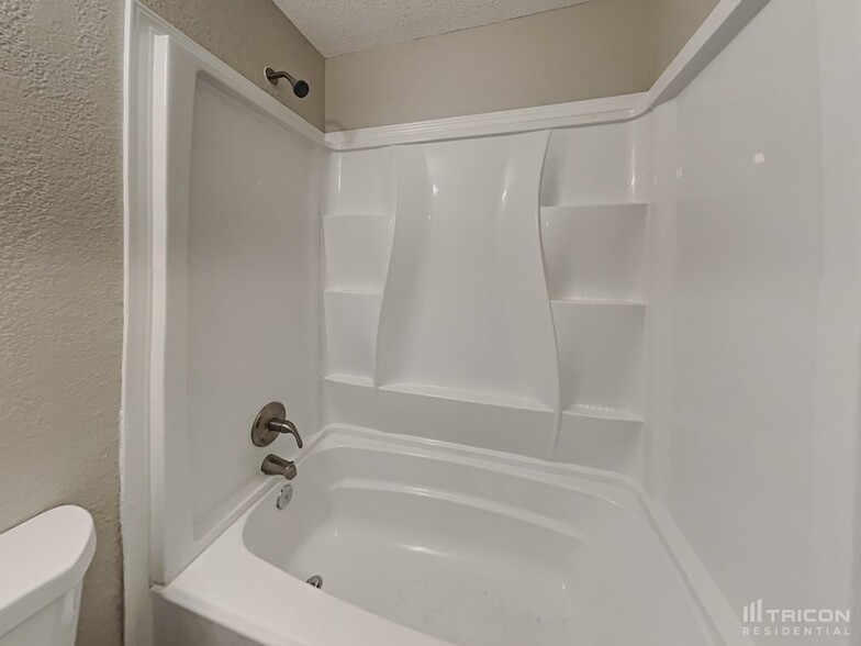 Building Photo - 653 Edgewood Dr