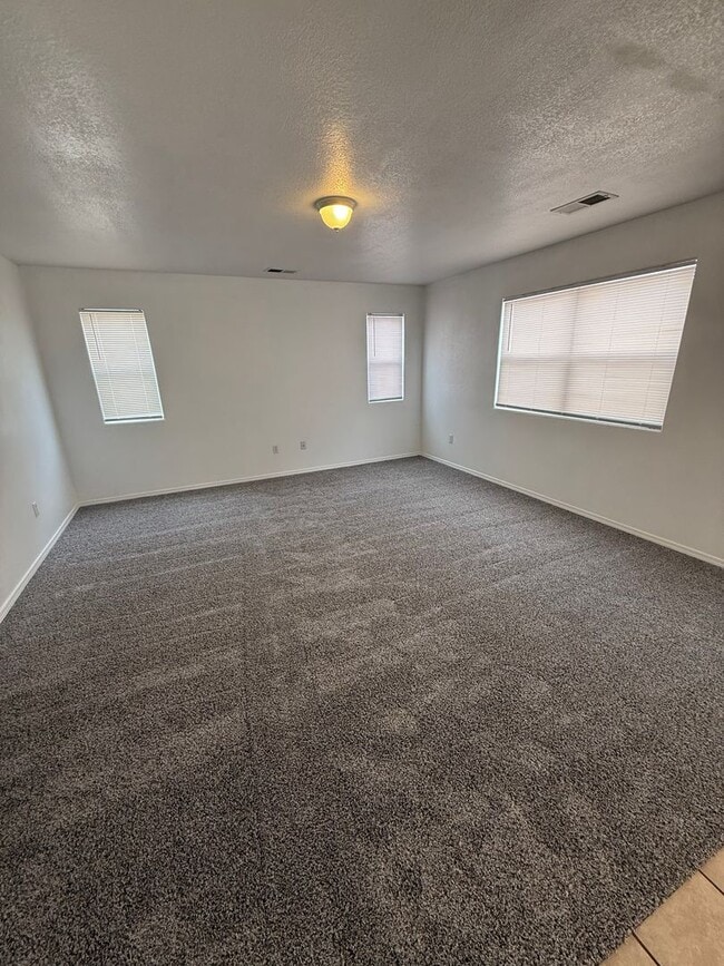 Building Photo - Spacious 5-Bedroom Home with 2 Living Areas – 2,270 Sq Ft Near Porter Dr.