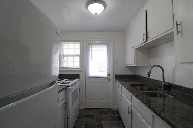 Building Photo - One Bedroom Duplex in North Kansas City
