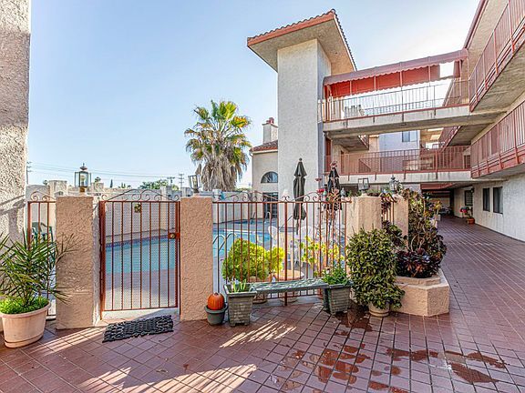 Building Photo - 7625 Reseda Blvd
