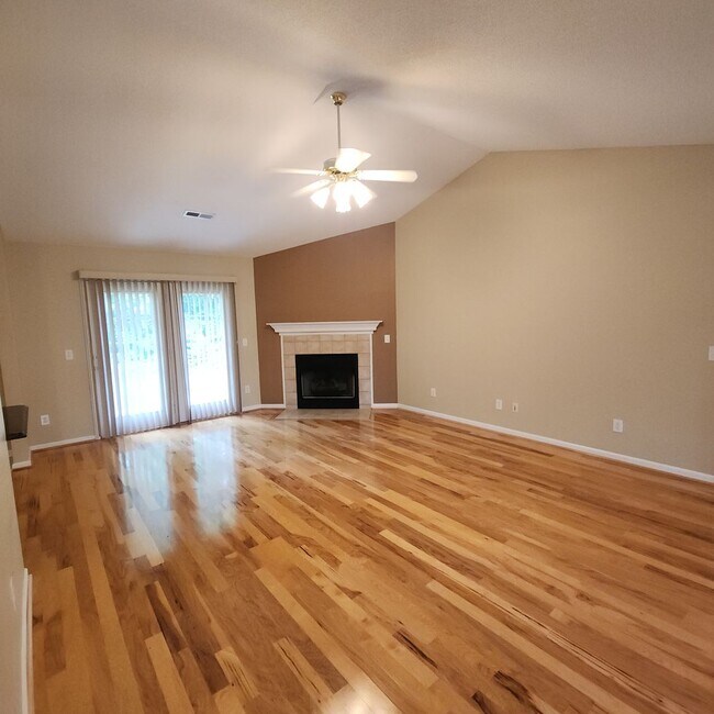 Building Photo - APPLICATIONS PENDING-One Level House with ...
