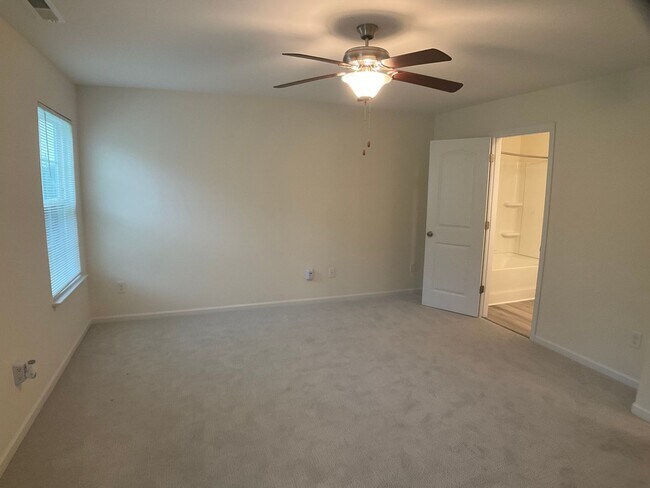 Building Photo - Almost Brand New 3 bed, 2 Bath with 1 Car ...