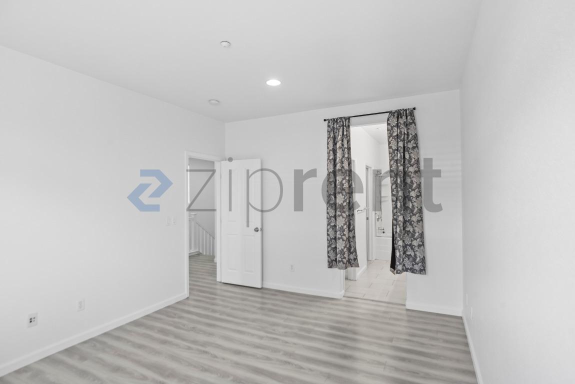 Building Photo - Unit