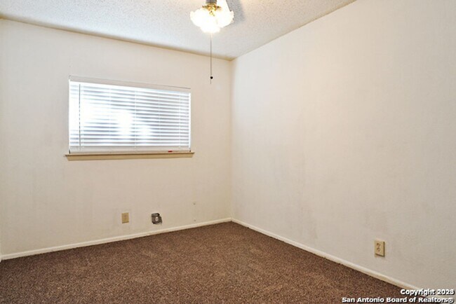 Building Photo - 4 Bed 2 Bath home in Hunters Chase Subdivision