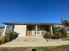 Building Photo - 981 Calle Miramar