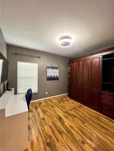 Queen size Murphy bed - 3225 Cypress Glen Way