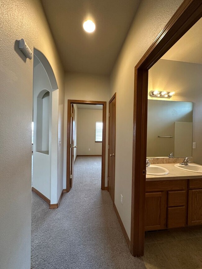 Building Photo - Luxury, One Level Living!