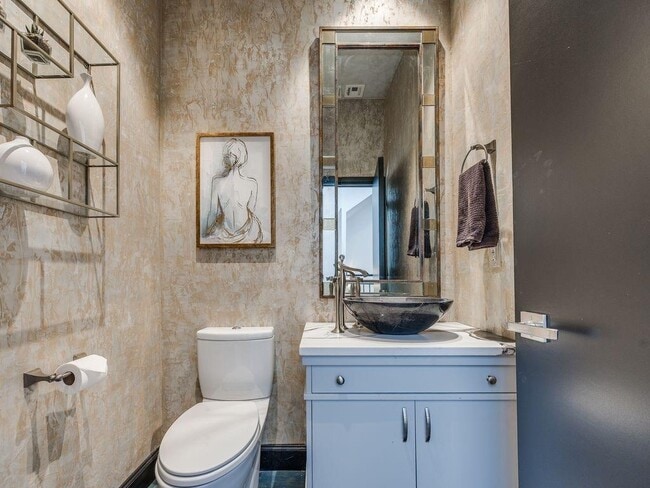 Building Photo - 109 NE 3rd St