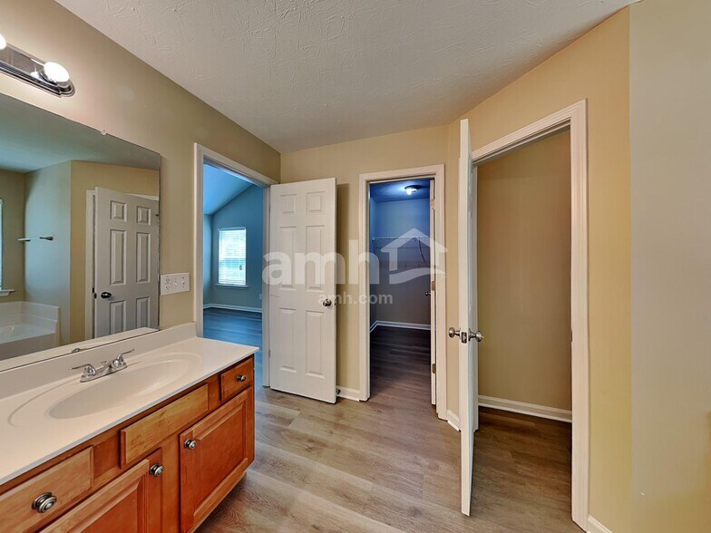 Building Photo - 332 Sunderland Way