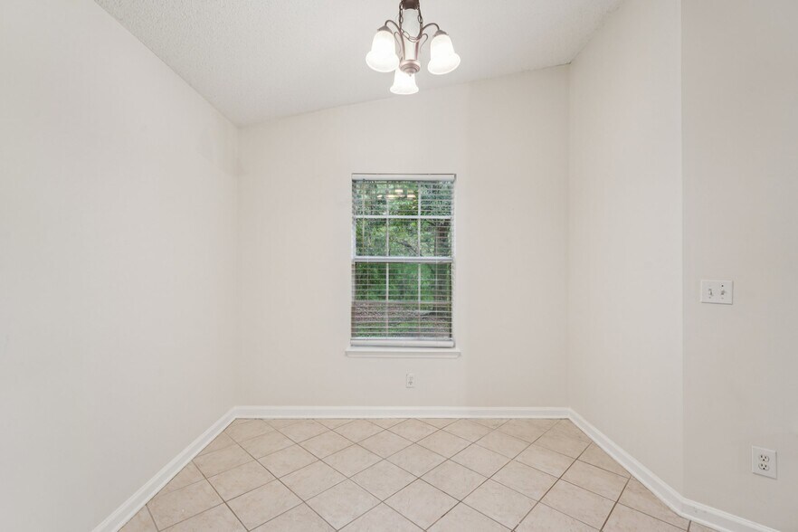 Building Photo - 808 South Edenbridge Way