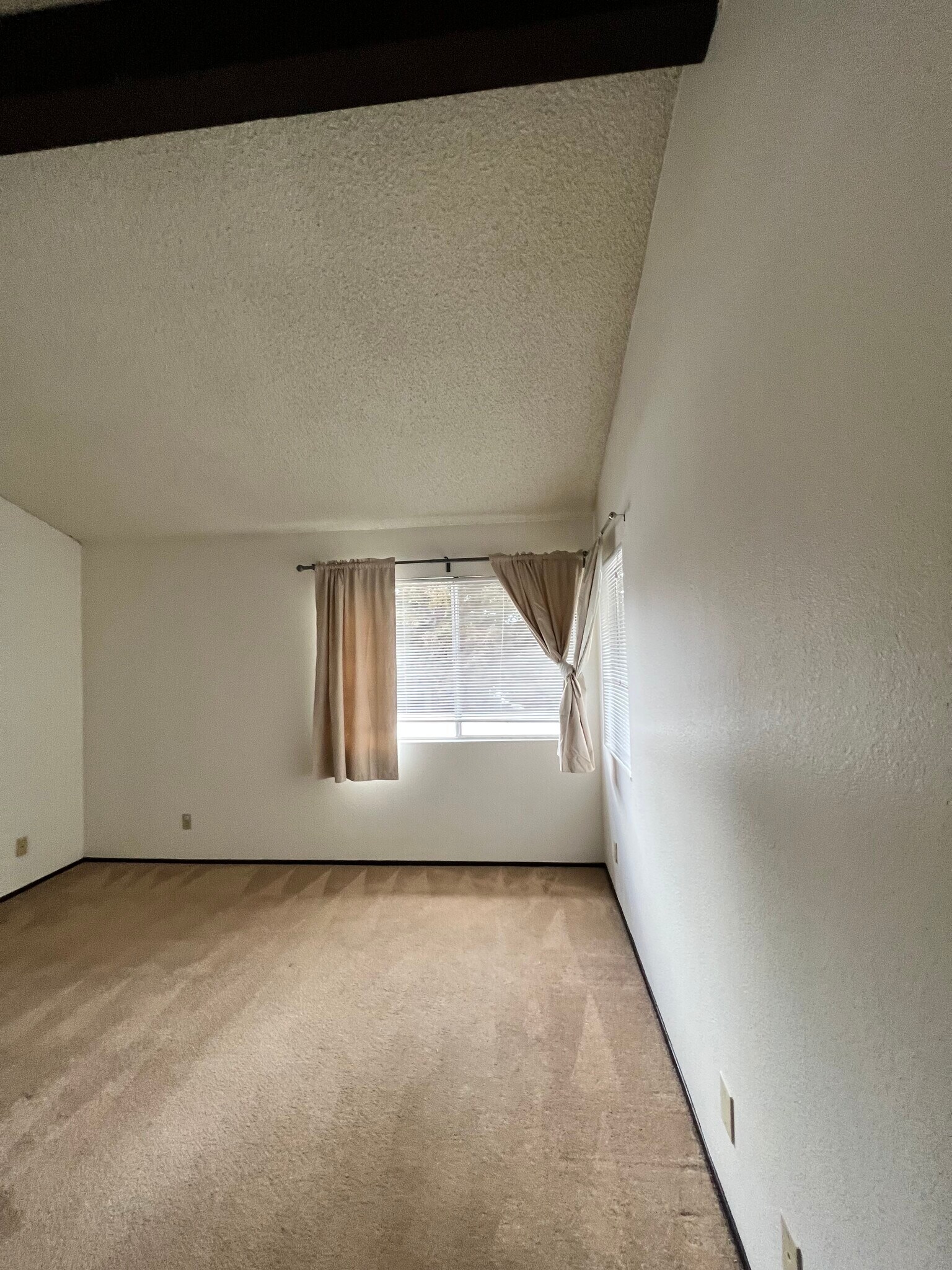 Building Photo - 1400 Bowe Ave