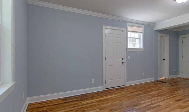 Building Photo - Cute Curb Appeal and fresh updates!