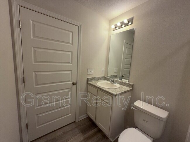 Building Photo - 5431 Peach Dr