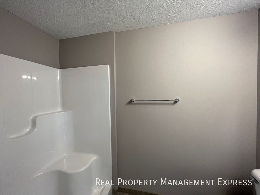 Building Photo - Modern 3 Bed 2 Bath Townhome in West Sioux Falls