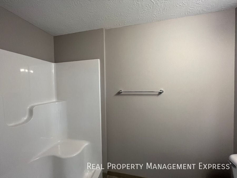 Building Photo - Modern 3 Bed 2 Bath Townhome in West Sioux...