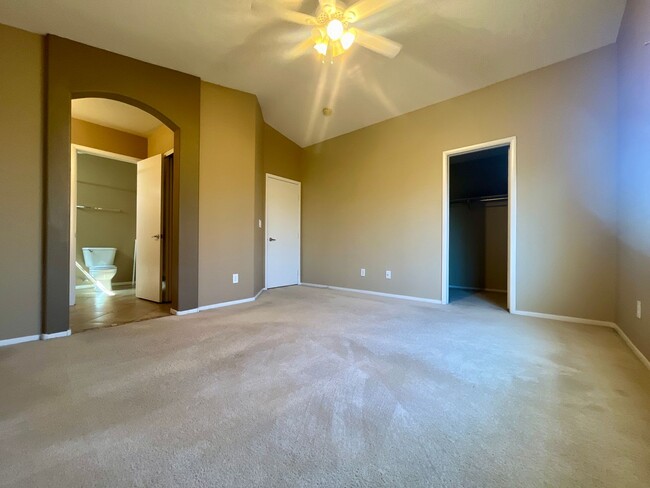 Building Photo - Gorgeous 2 story 3 bedroom 2.5 Bathroom Ho...