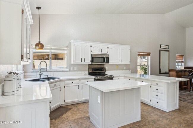 Building Photo - 758 S Lagoon Dr