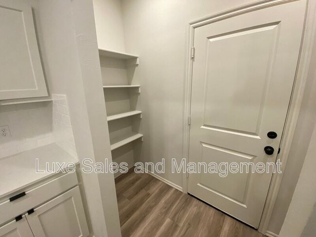 Building Photo - 8000 NW 110th Dr