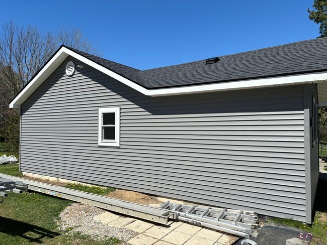 Building Photo - 1143 N Oak Rd