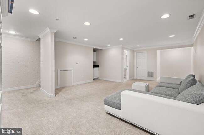 Building Photo - 211 W Hill St