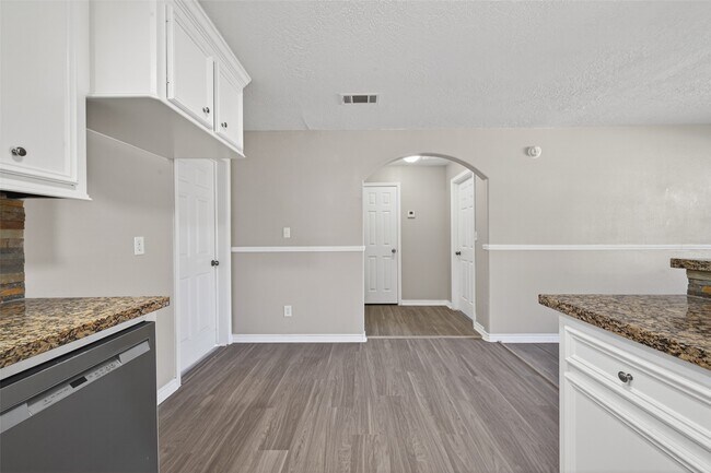 Building Photo - 210 N Shirley Ln