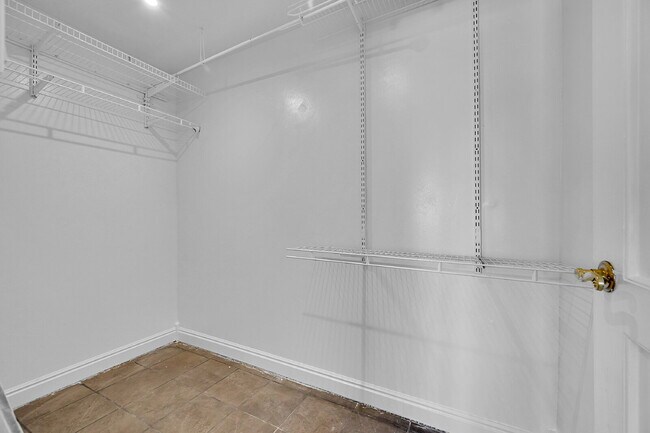 Building Photo - $2,440.95, 3 bed, 1 bath located in Denver with a newly renovated kitchen and In Unit Laundry!