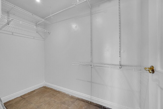 Building Photo - $2,540.95, 3 bed, 1 bath located in Denver with a newly renovated kitchen and In Unit Laundry!