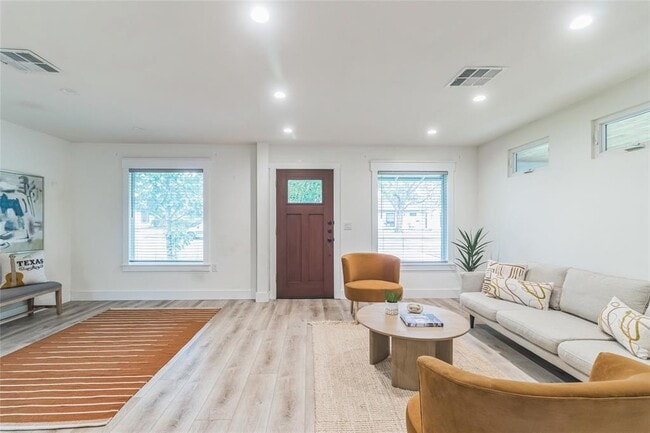 Building Photo - 1502 Villanova Dr