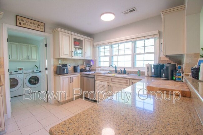 Building Photo - 205 Bethune St