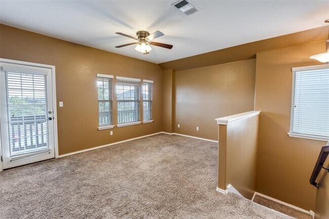 Building Photo - 305 Leather Oak Loop