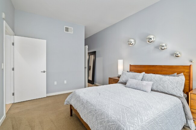 Building Photo - 889 Date St