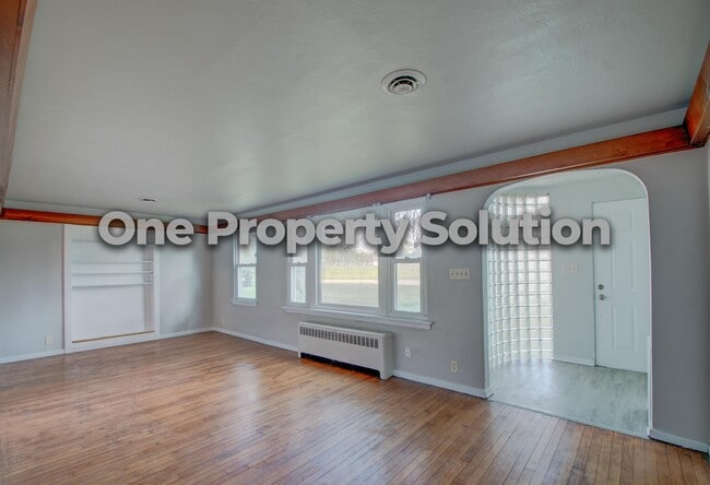 Building Photo - 200 E 69th Pl