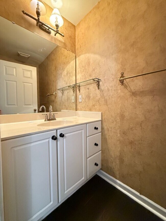 Building Photo - Triple Crown 2 bed 2 1/2 bath