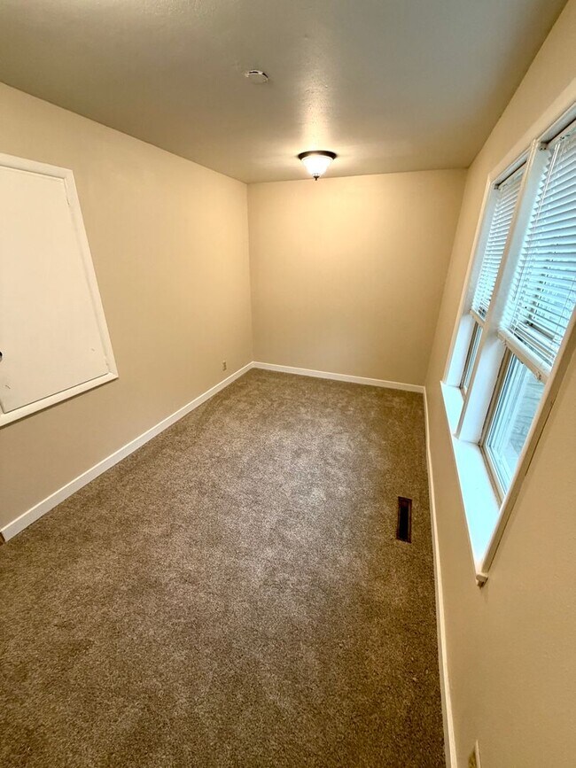 Building Photo - Desired Neighborhood! 3bd 1ba w/new flooring