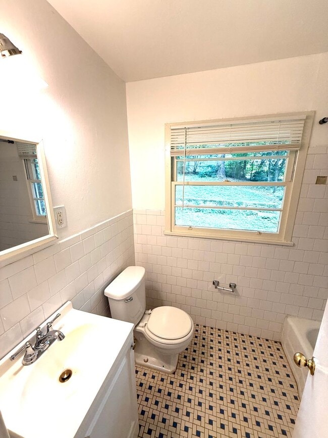 Building Photo - ** 3 bedroom 1 bath located in Forest Hill...
