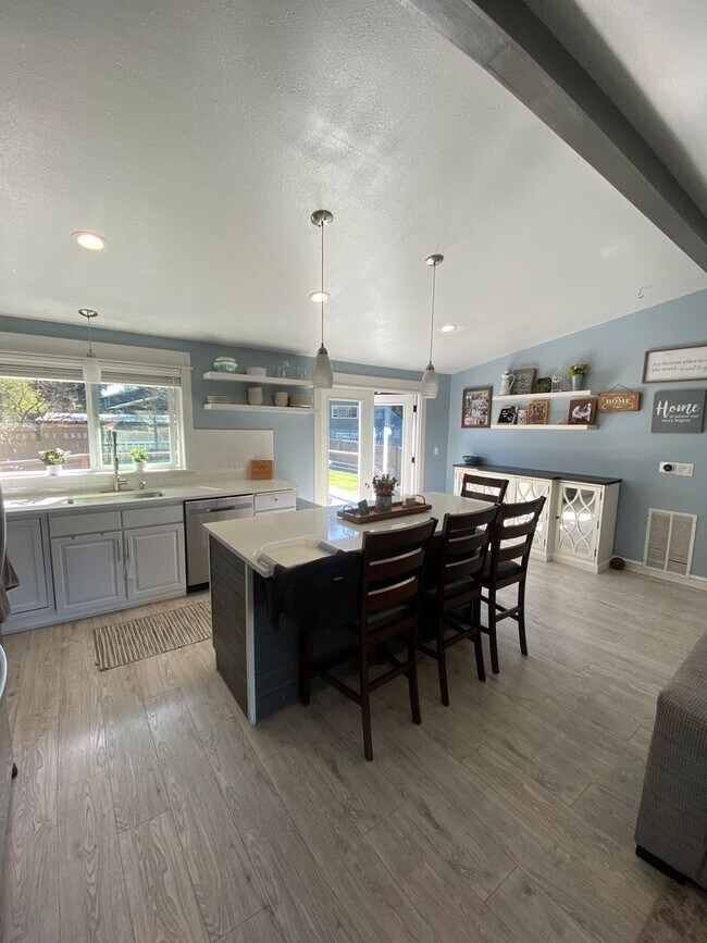 Building Photo - Beautifully Maintained 3 Bedroom 2 Bath Home with Garage and Fenced Yard! Pets Welcome!