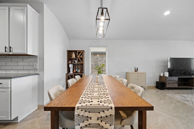 Building Photo - 30010 Reagans Rnch Dr