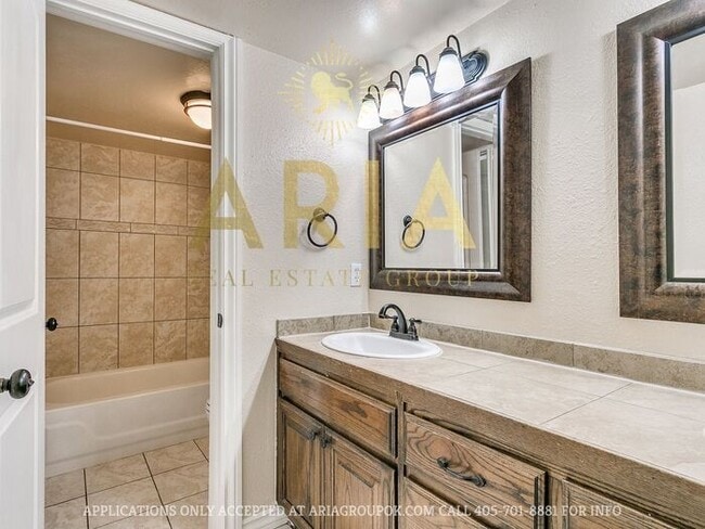 Building Photo - 2 bed/1.5 bath Norman Townhome Duplex - AV...