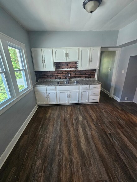 Building Photo - 8409 Rosewood Ave