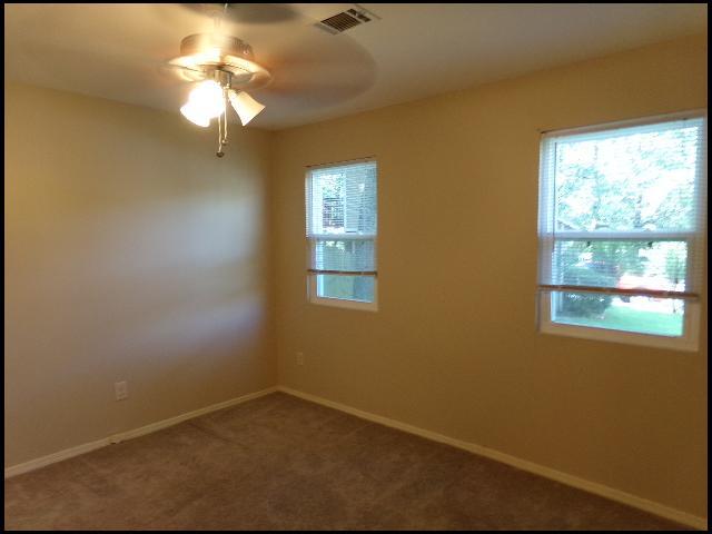 Building Photo - 119 Pin Oak Cove