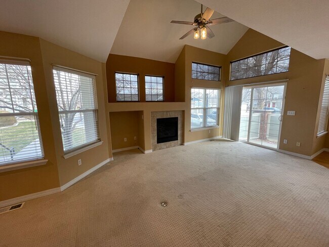 Building Photo - Lovely 2BD/1.5 BA Broomfield Townhome - Av...