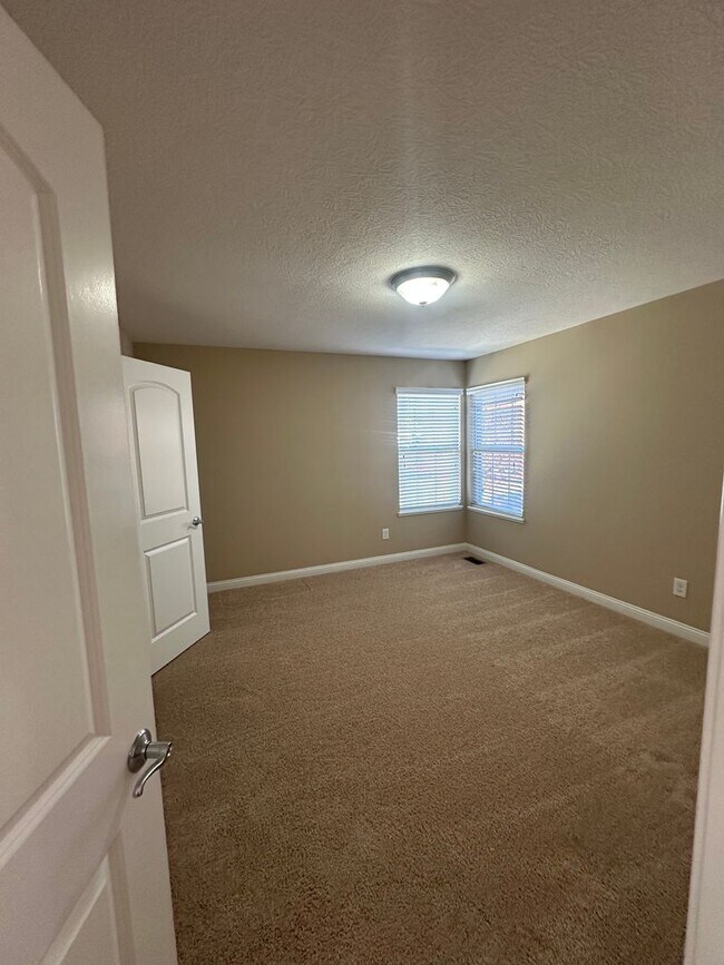 Building Photo - Lakes of Worthington