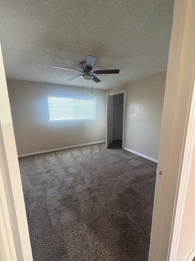 Building Photo - 6832 E Harvey Ave