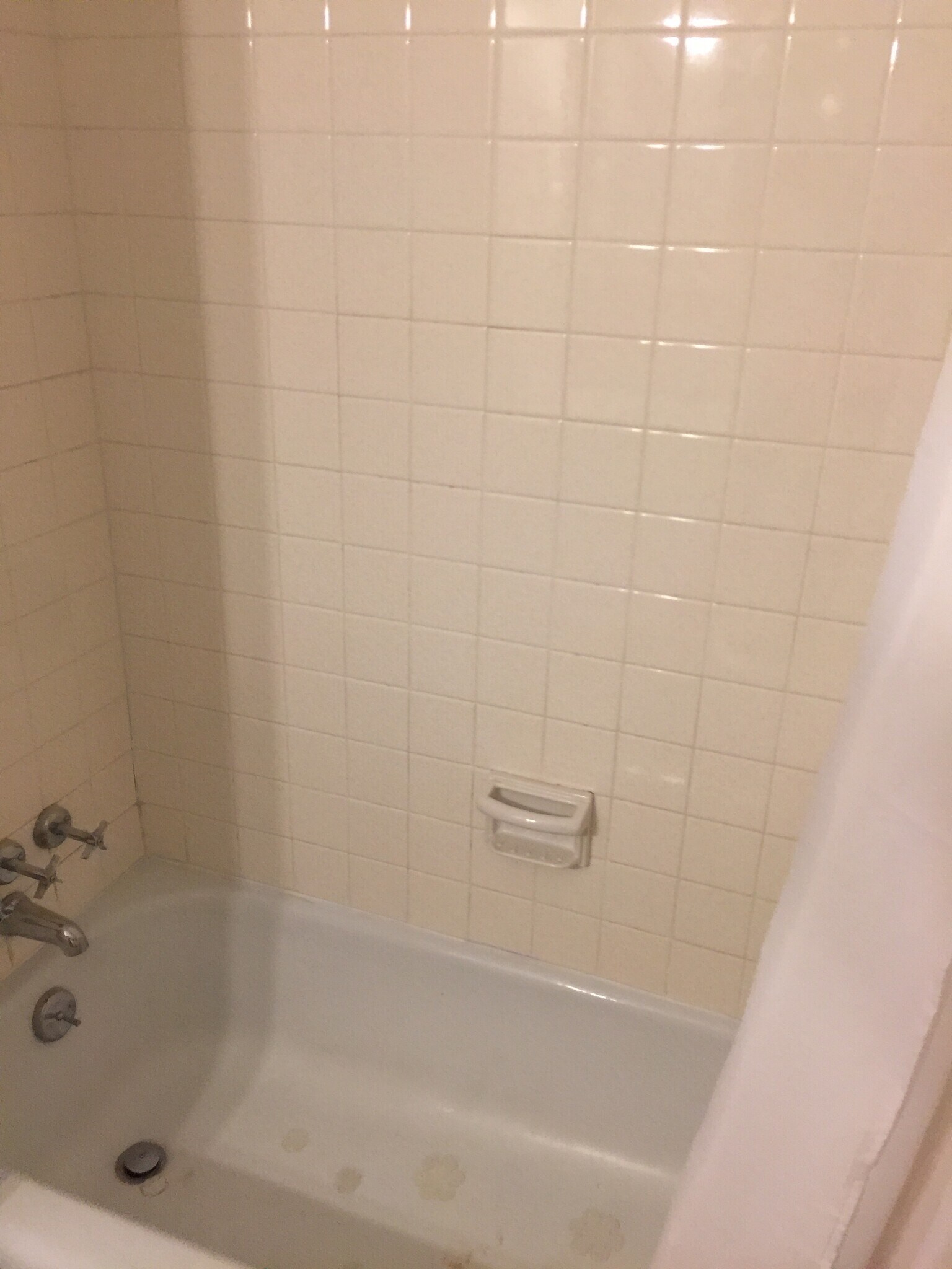 Hall bathroom - 1900 Richard Jones Rd